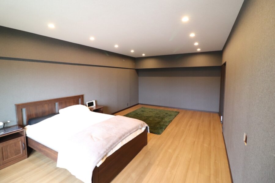 オールダウンライトの電球色で落ち着いた空間へ