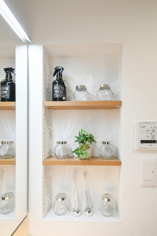 壁に埋め込むニッチ収納