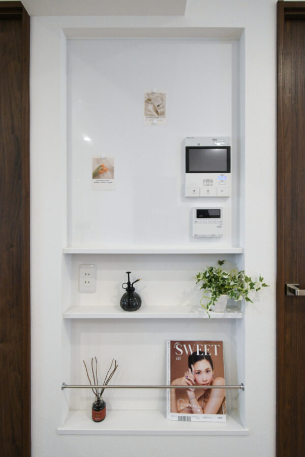 リビング正面に多目的ニッチやリモコンまとまる