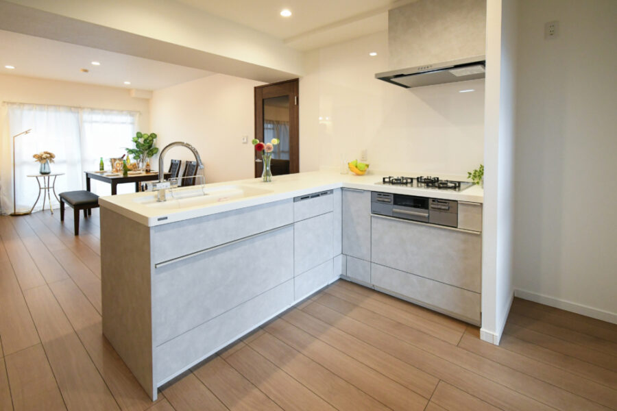 浄水器水栓や食洗機搭載でカウンターもホワイト系綺麗