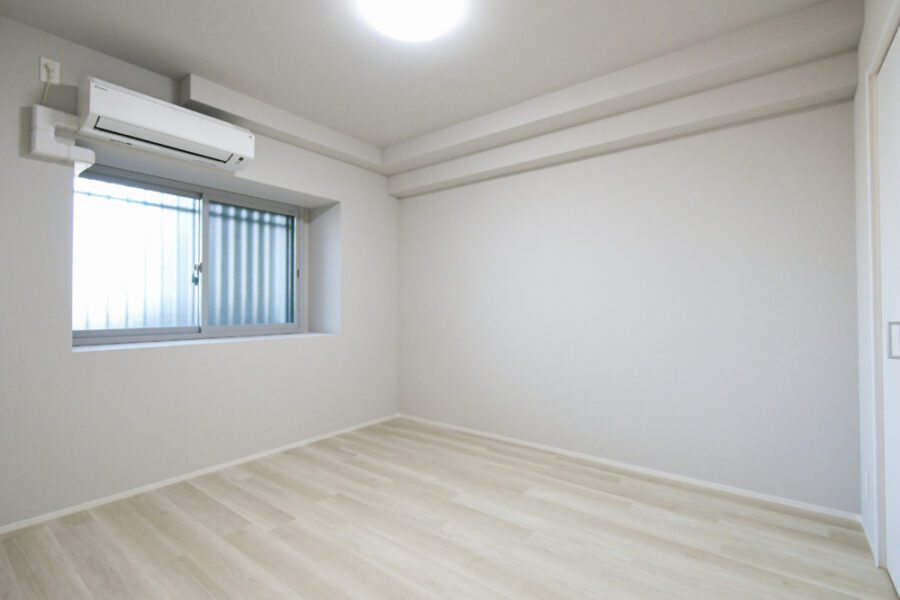 全面グレークロス張りの洋室へ