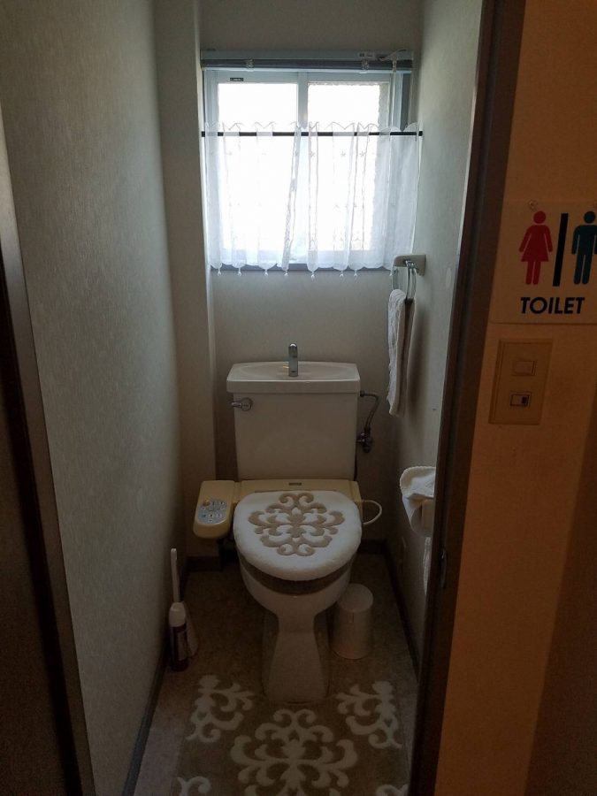 トイレはクロスを張り替えて清潔感あふれるトイレとなりました。