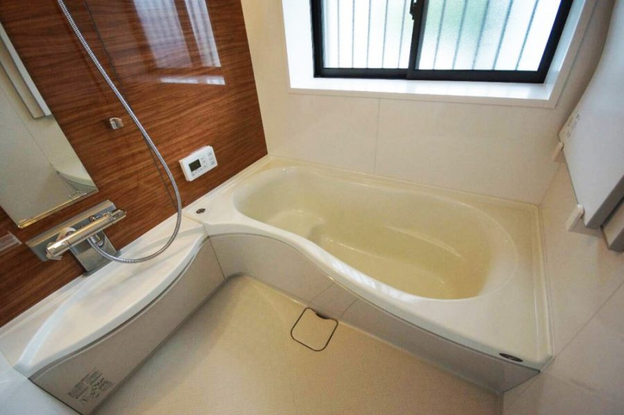 【浴室】人造大理石で丈夫なトクラスを採用