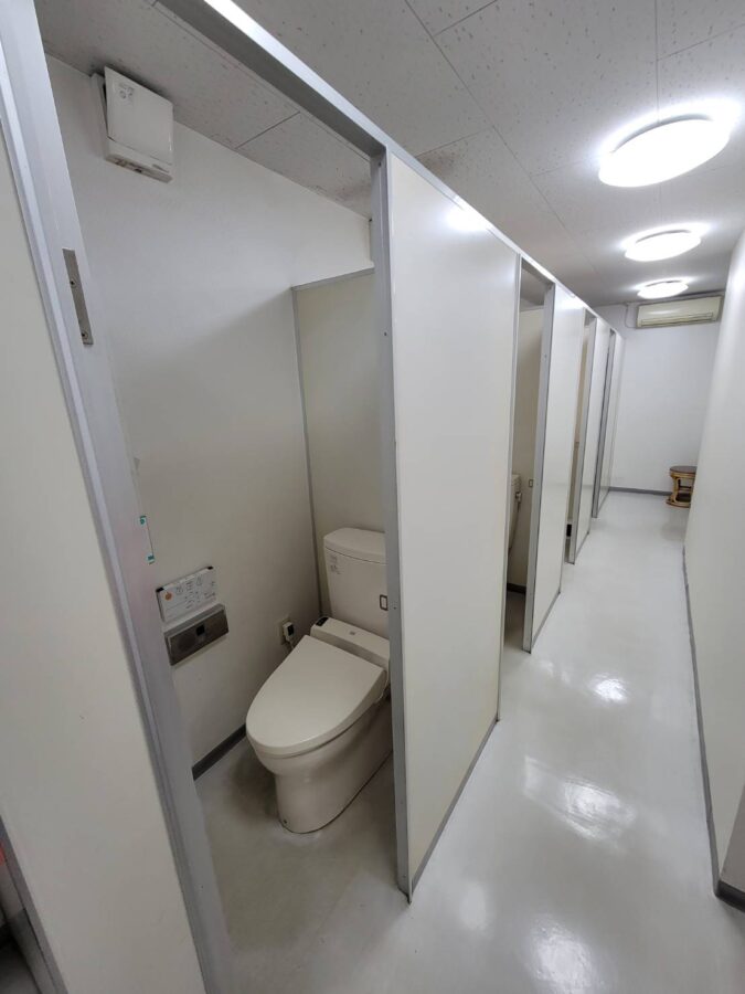 オークでまとめる落ち着いたトイレ空間へ