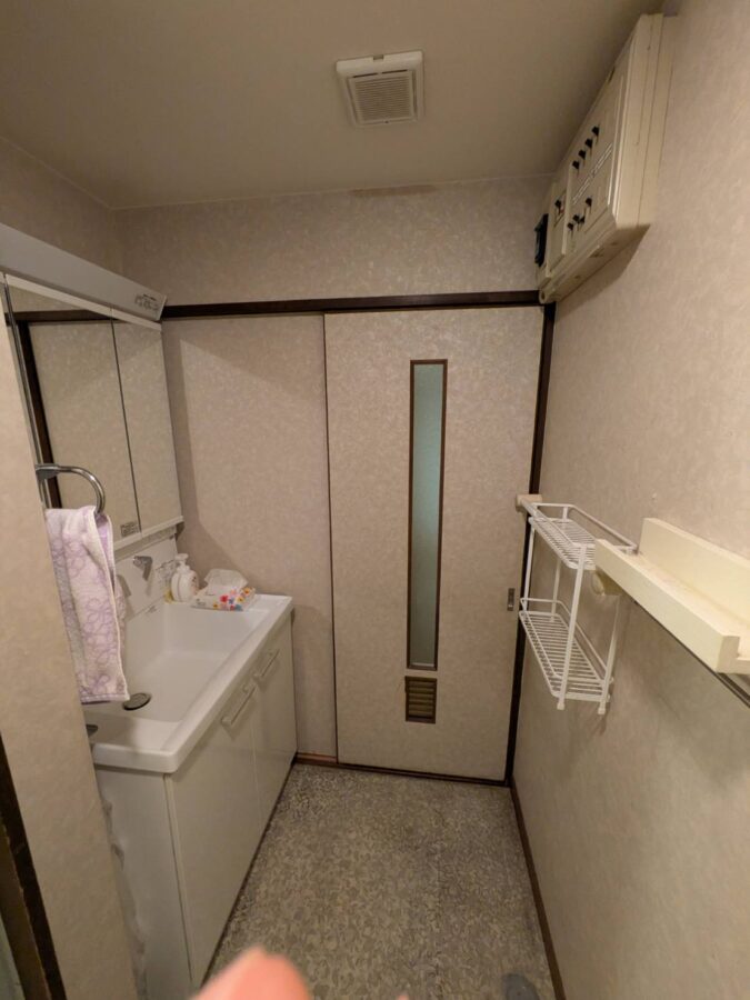 洗面所入り口ドアも造作建具新調