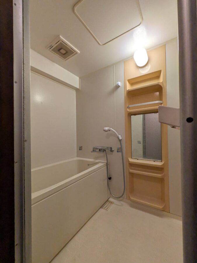 暖かみあり明るいバスルーム