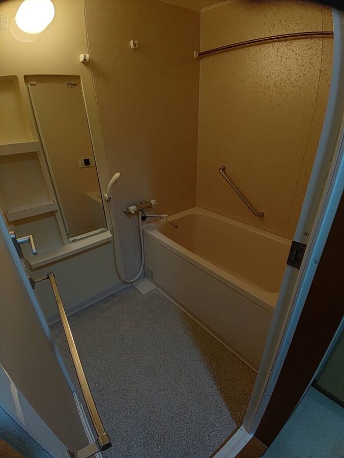 明るくお手入れもしやすいバスルーム