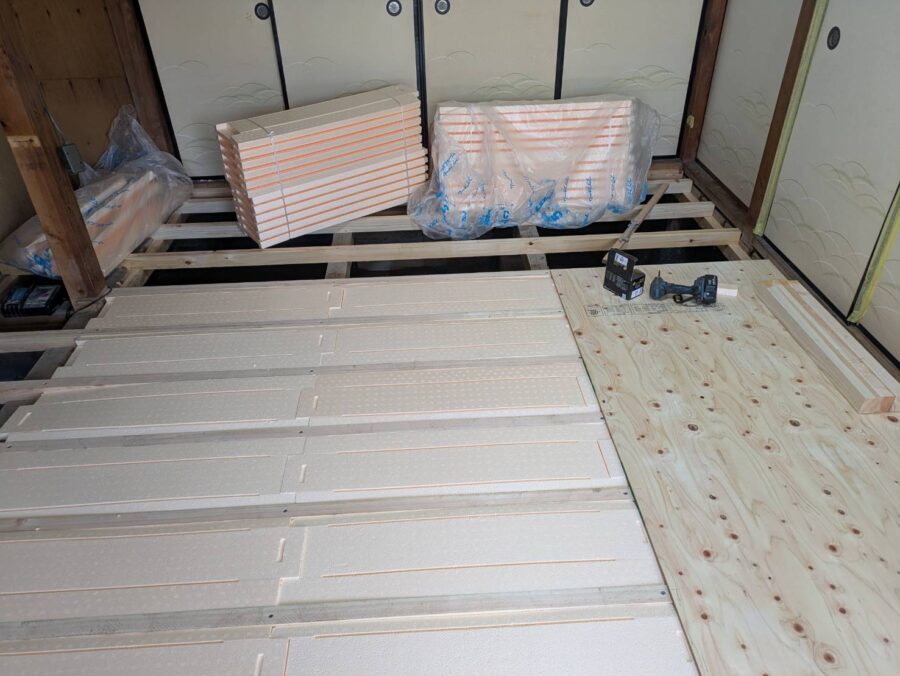 床や天井下地新設で断熱材設置