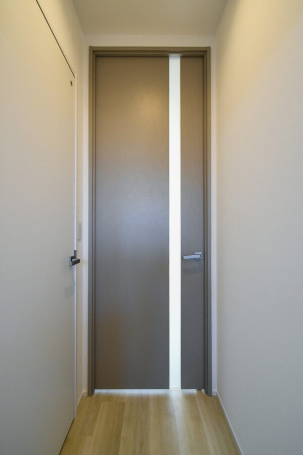 パールグレーの落ち着いた色合いリビングドア