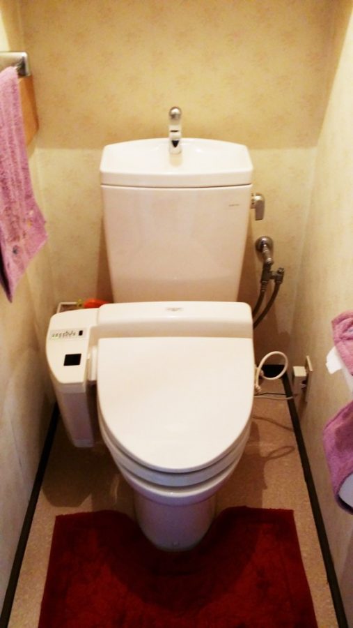 【トイレ】トイレはオート開閉・洗浄付のアプリコットF3A。水の量も節水型です。