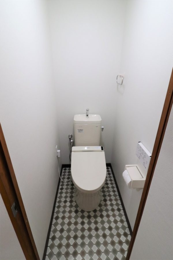 節水型トイレと床シート色がアクセントに
