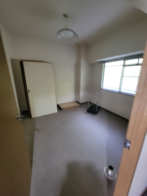 浴室の横にある洋室が狭くなり廊下から繋がるオープン部屋へ