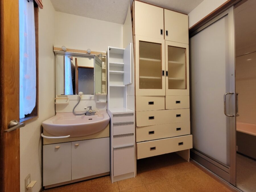 どこまでもたっぷり収納出来る洗面化粧台へ