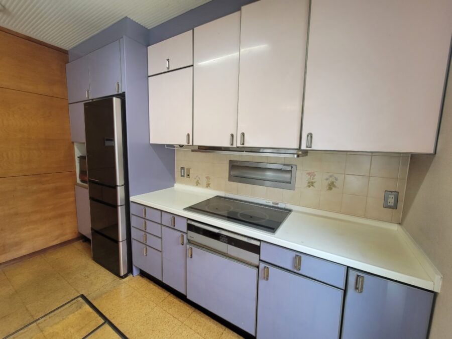 コンロ側はIHを右寄せして掃除不要のレンジフード