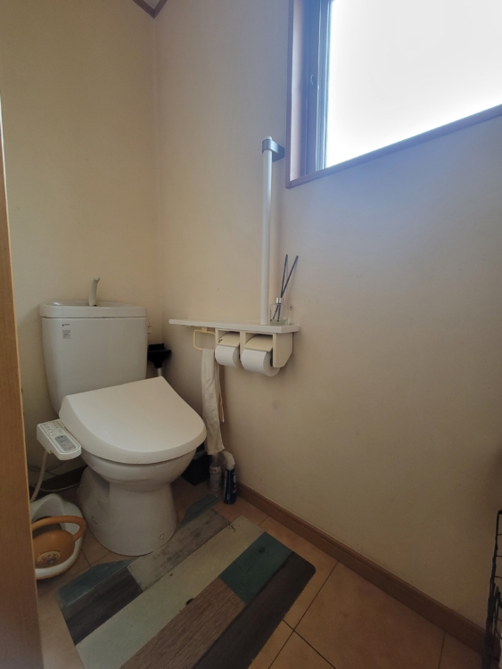 アクセントクロスも映える節水型トイレへ