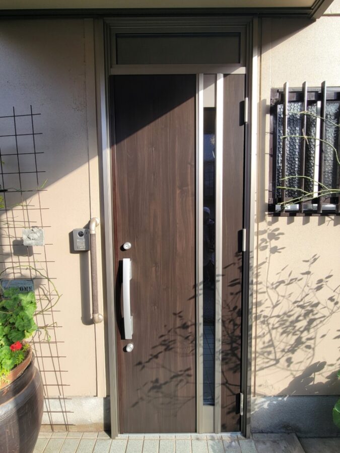 玄関ドアをリクシルのリシェント取替