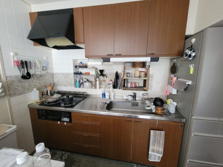 流行りの石目柄グレーの落ち着きあるキッチン