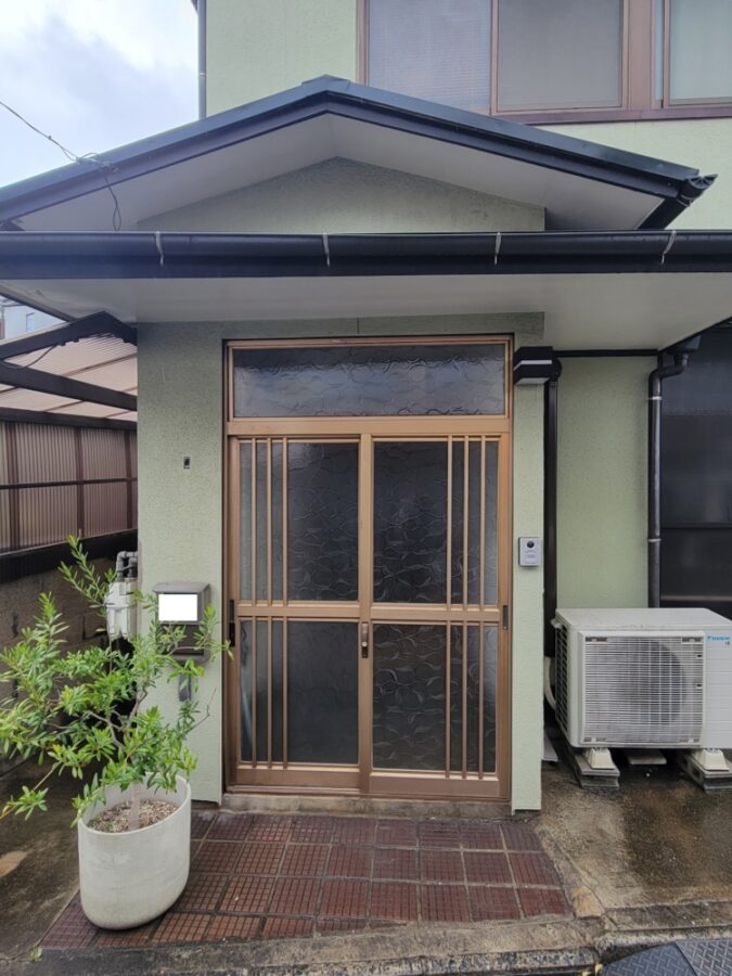 玄関ドアも引き違いから親子ドアへ