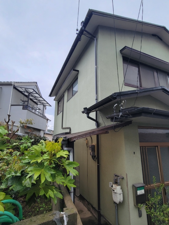 壁は金属サイディング張り