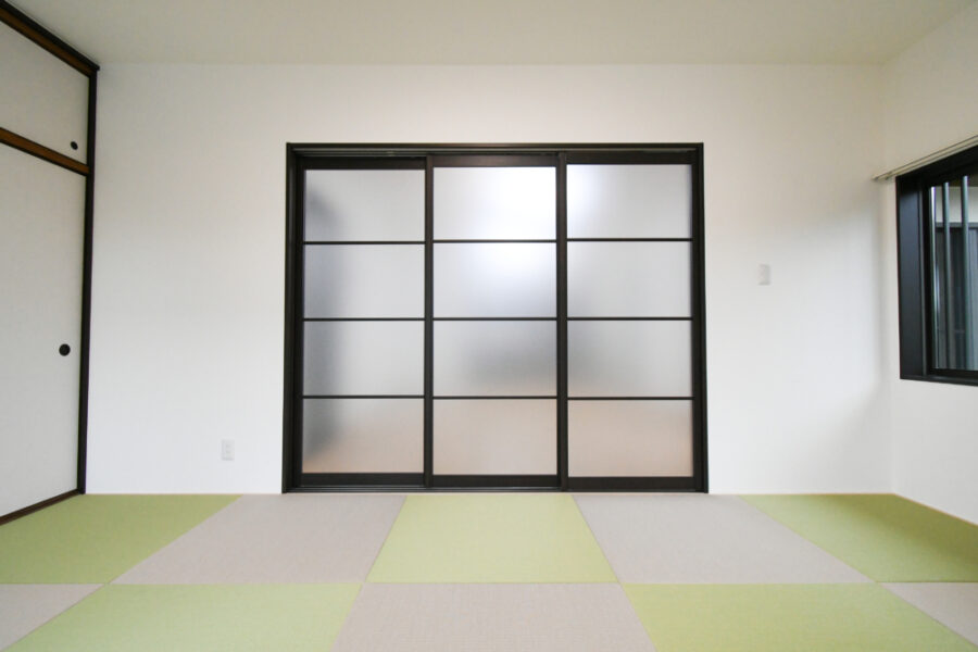 ブラック系ドアがアクセントデザイン