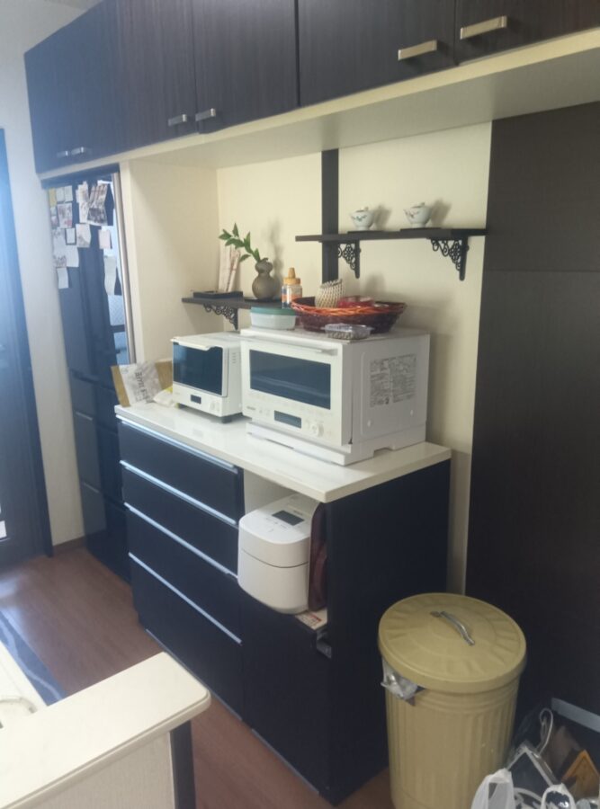 濃い色合い落ち着きあるカップボードへ