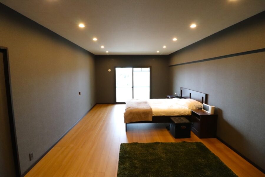 フローリングや濃いクロスがホテルライクデザイン