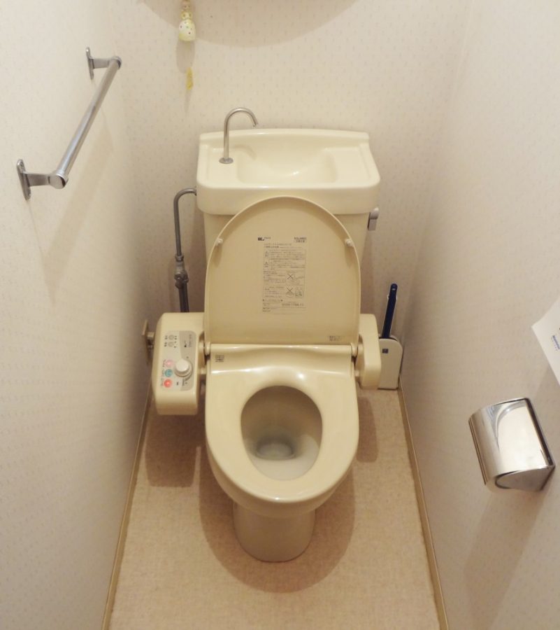 【トイレ】見た目もシャープな超節水型タンクレストイレ