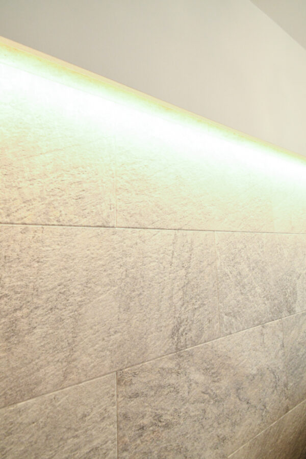 間接照明も加えて石目柄が引き立つ