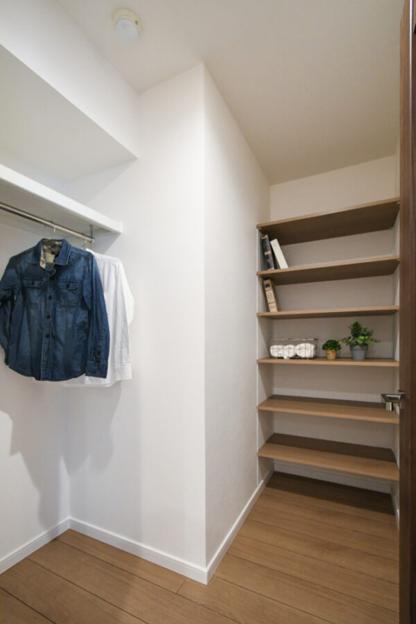 リビングから入るファミリークローゼットで収納たっぷり生活感の出ない暮らしへ