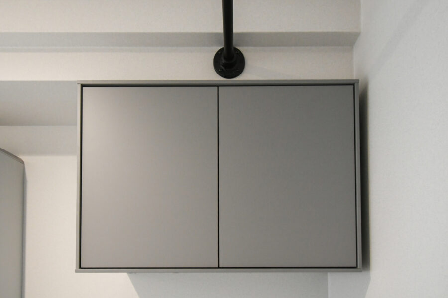 洗濯機上は収納吊り戸棚設置