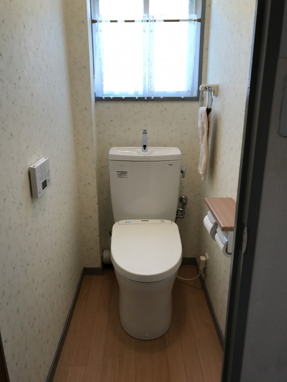 トイレはクロスを張り替えて清潔感あふれるトイレとなりました。