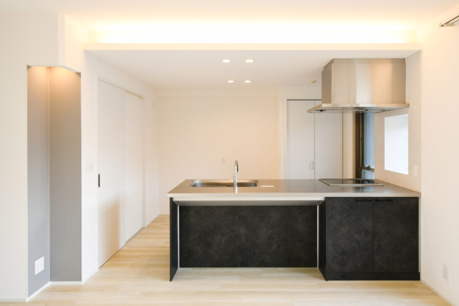 間接照明が光る高級キッチン