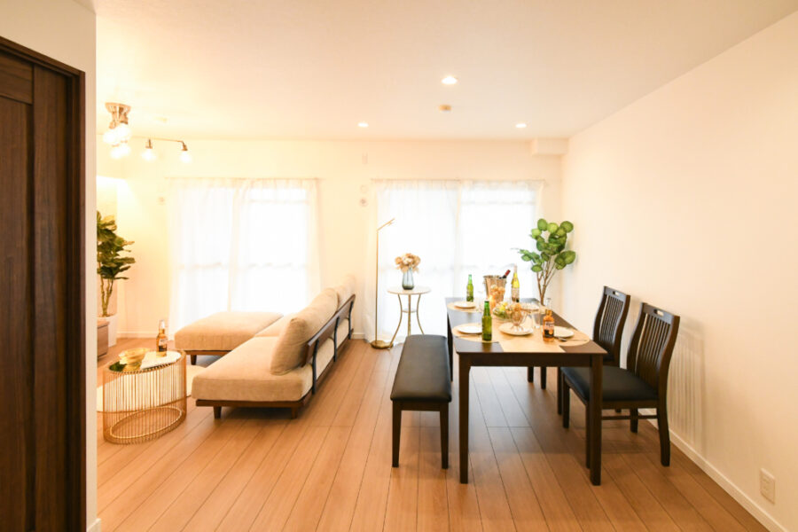 テーブル配置しても十分ゆとりある空間