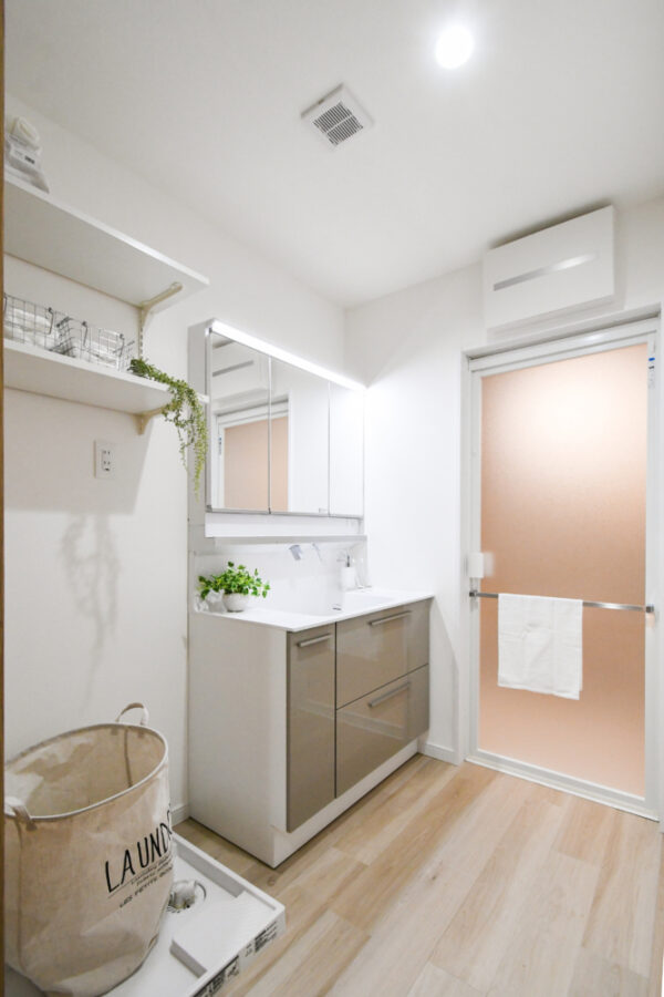 洗面所も落ち着きのある使いやすい
