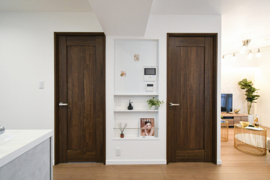 リビング正面に多目的ニッチやリモコンまとまる