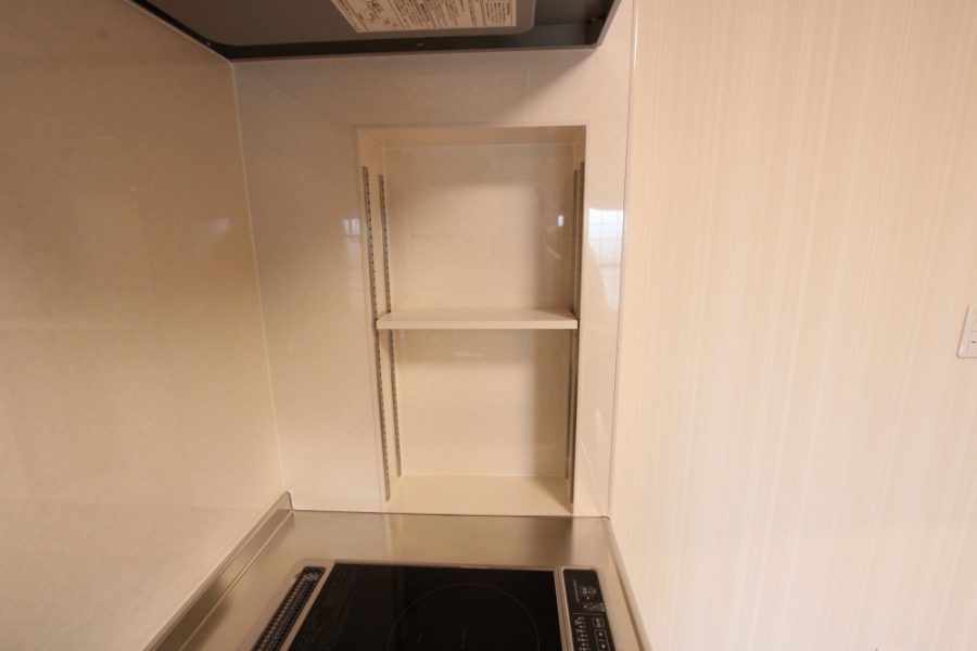 キッチン横は可動式棚で調味料など収納可能