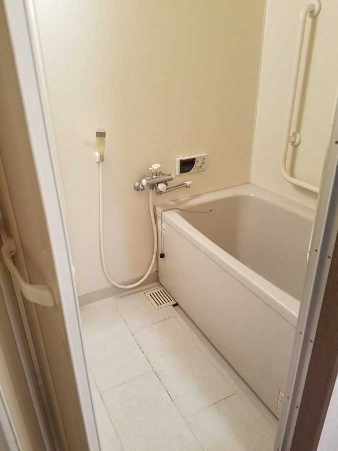 浴室は既存のものよりも大きくし足も伸ばせるようになりとても広々に。パープル調のシャワーヘッドがワンポイントでオシャレになりました。