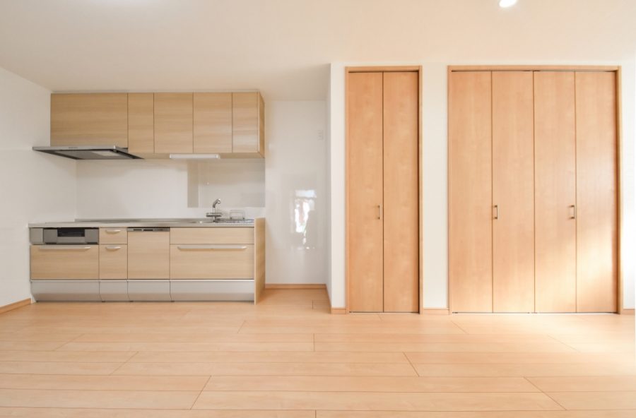 床やドアと統一感のある色合いのキッチン