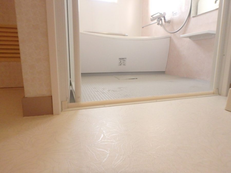 【浴室】洗い場が５cm広くなってバリアフリーになり、床のタイルも新しくなりました