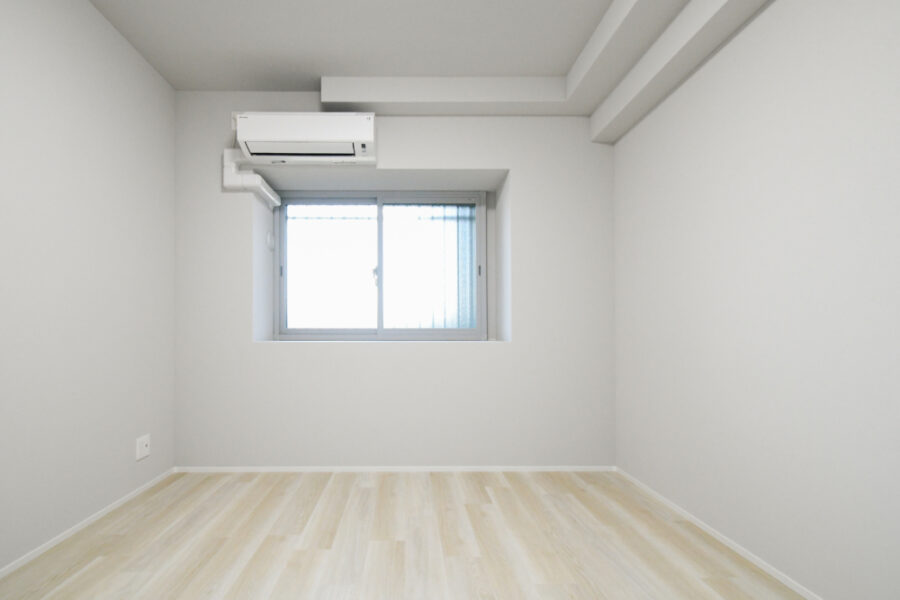 全面グレークロス張りの洋室へ