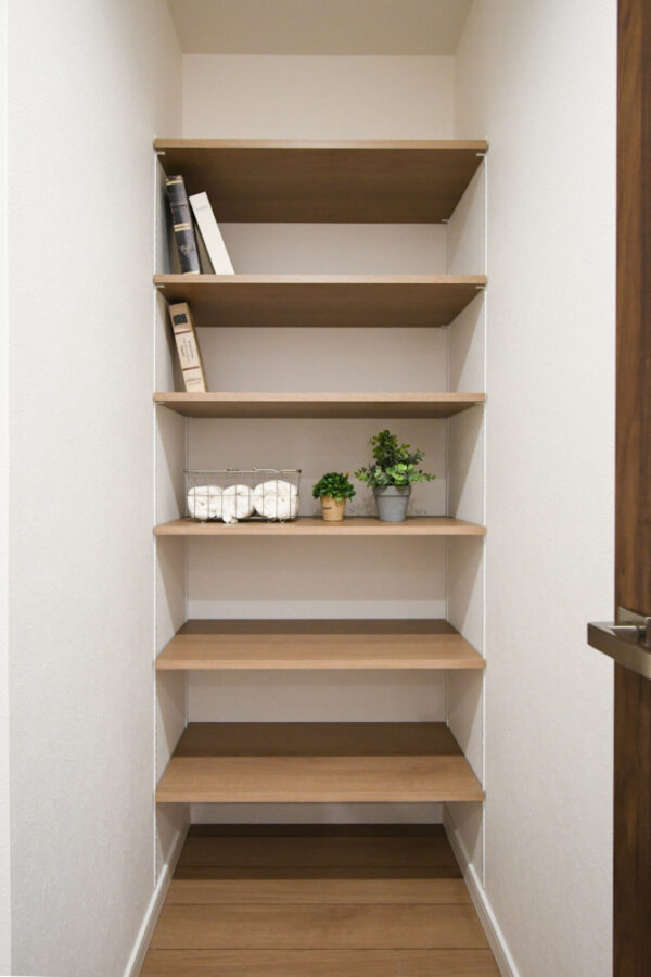 リビングから入るファミリークローゼットで収納たっぷり生活感の出ない暮らしへ