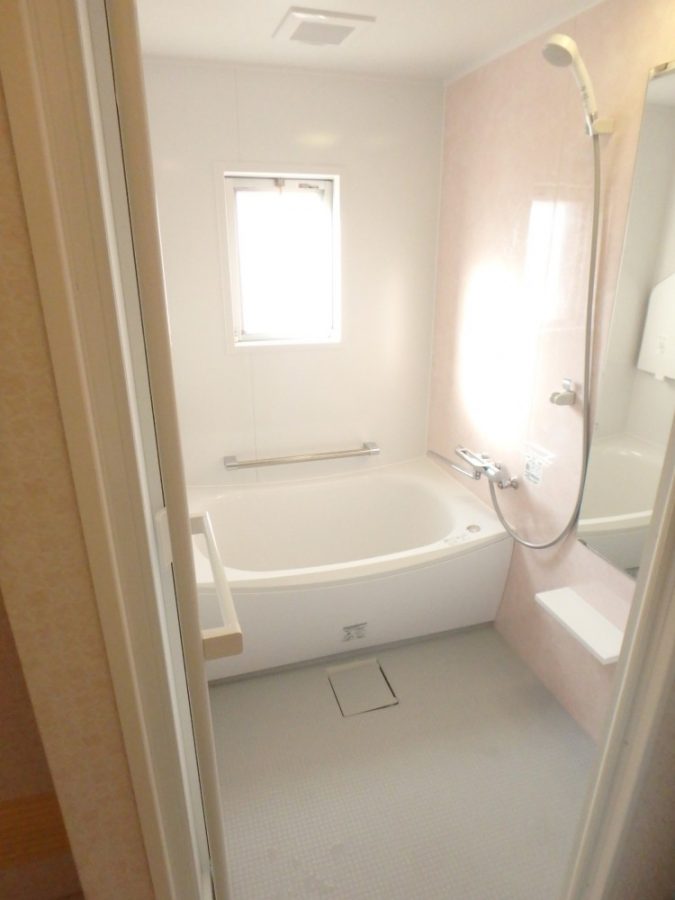 【浴室】洗い場が５cm広くなってバリアフリーになり、床のタイルも新しくなりました