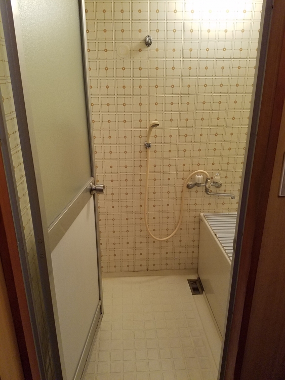 【浴室】高断熱仕様で底冷えせず、浴槽もアクア色で清潔感のある浴室へ