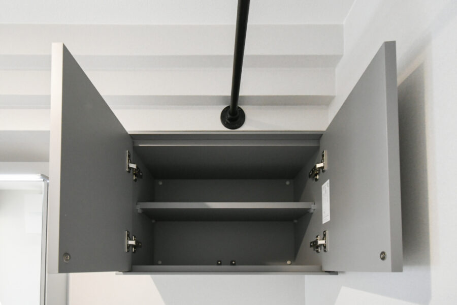 洗濯機上は収納吊り戸棚設置