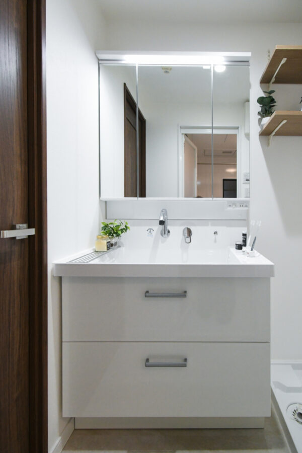 ハイバックカウンターでボウルも広い