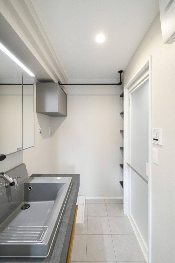 大人シックな洗面所空間へ