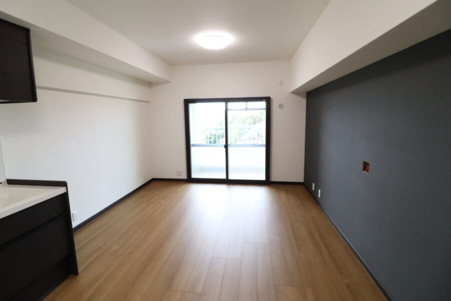 フローリングもチェリー系色で落ち着きがある