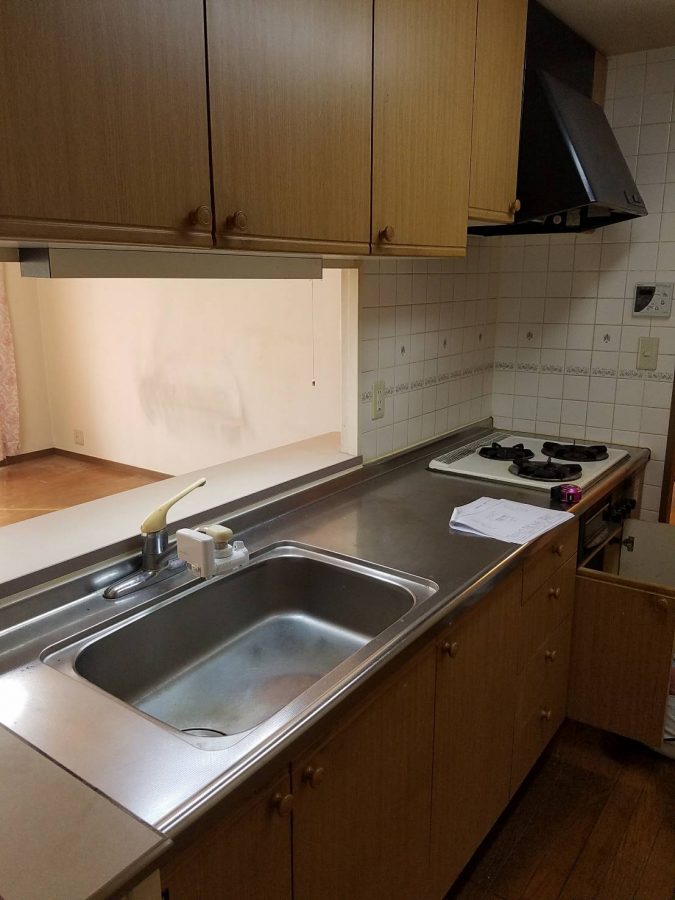 システムキッチンはクリナップのクリンレディを採用し、キッチン部の床はブラックタイル調のクッションフロアを張りメリハリを付けました。