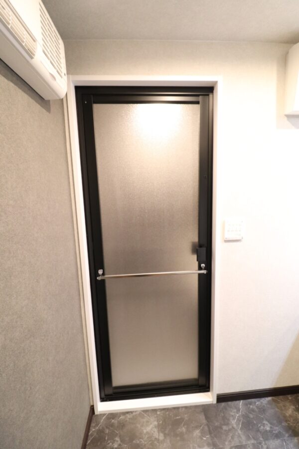 ブラック色の開き戸