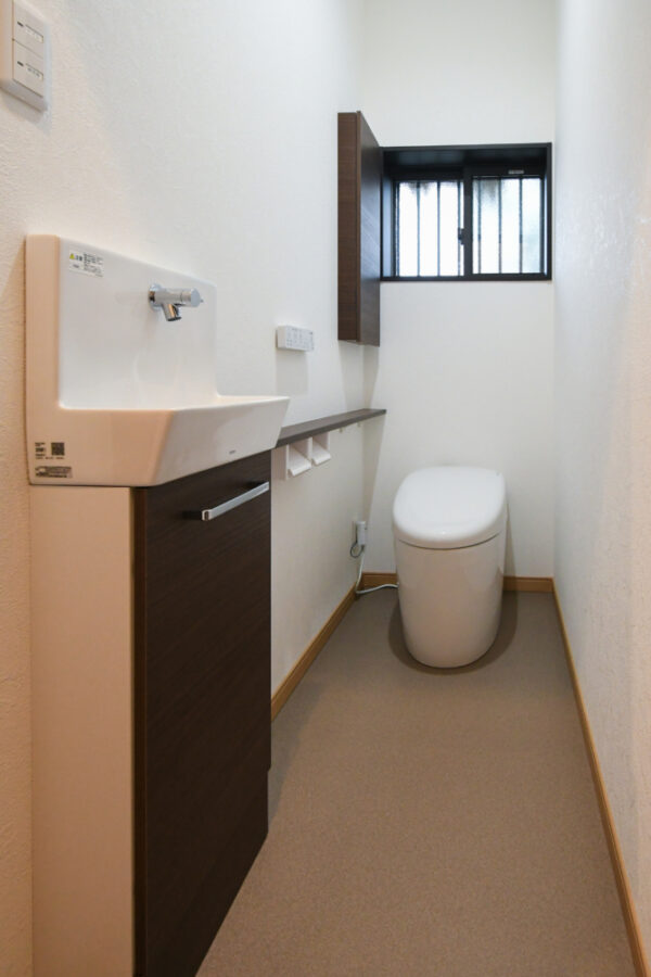 手洗い器を新設してトイレ空間も広く変わる